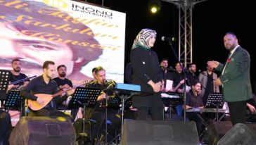Üniversite Stadında Ferdi Tayfur Şarkıları Konseri