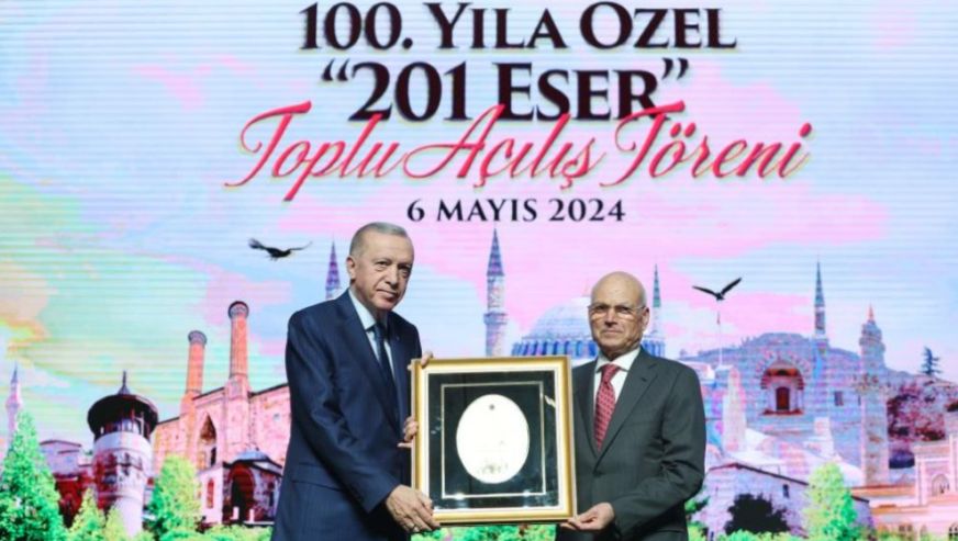 Erdoğan'dan, Yeni Cami'nin Yapımını Üstlenen İşadamına Ödül