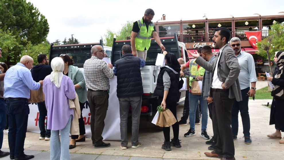 Büyükşehir Belediyesi Sebze Fidesi Dağıttı