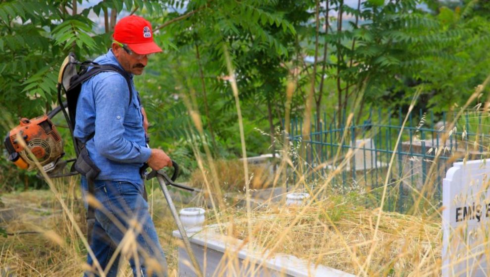 Mezarlıklarda Çevre Temizliği Yapılıyor