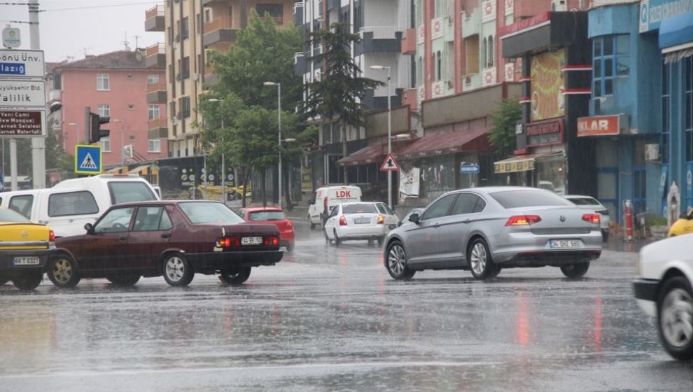 Sağanak Yağış İl Merkezinde Etkili Oldu