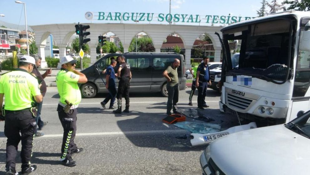 Üç Aracın Karıştığı Trafik Kazasında 1 Yaralı