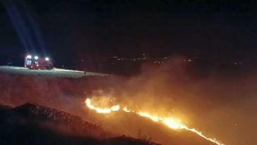 Kale ve Yeşilyurt'ta Dağlık ve Açık Arazide Gece Yangın Çıktı
