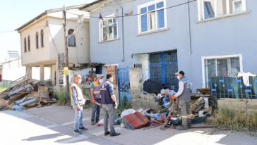 Medeniyet Caddesindeki Bir Evden 7 Ton Çöp Çıkarıldı