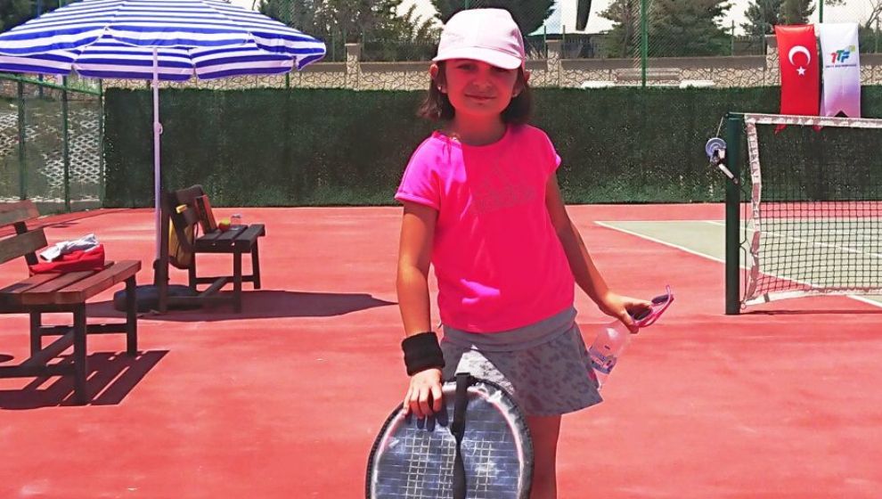 Elazığ'daki Tenis Turnuvasında Defne Yavuz Şampiyon Oldu