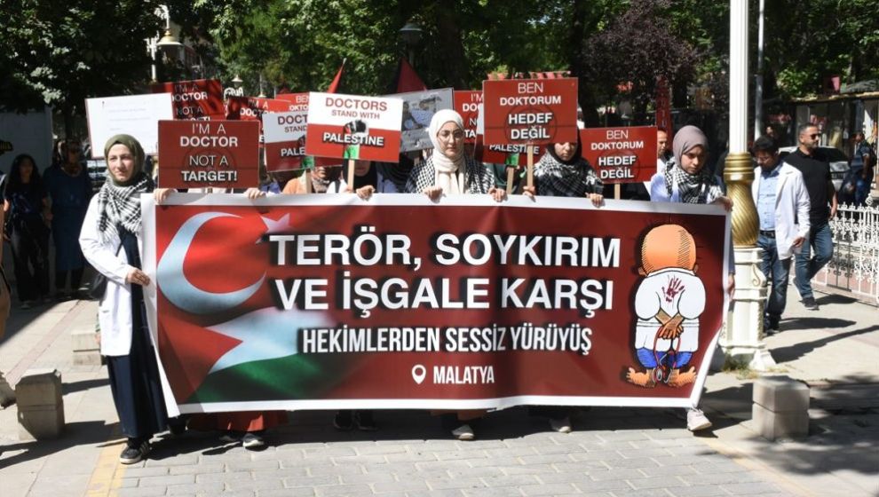 Sağlık Çalışanları İsrail Saldırılarını Protesto Etti