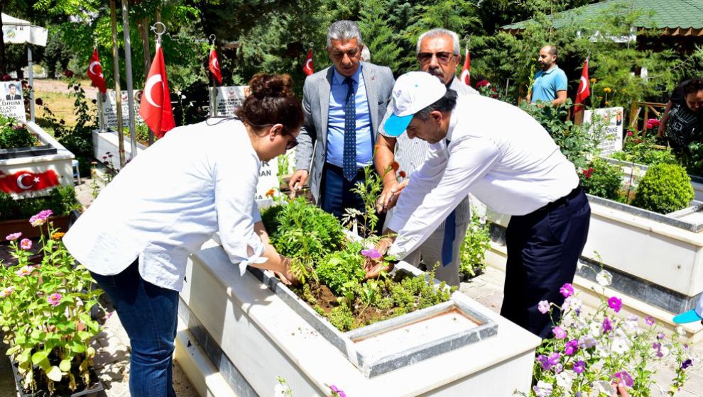 Şehitlikteki Mezarlar Çiçeklendirildi