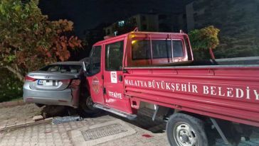 CHP İl Başkanının Otomobiline İtfaiye Kamyoneti Çarptı