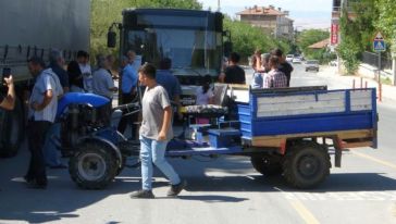 Protesto İçin Patpatla Yolu Kestiler