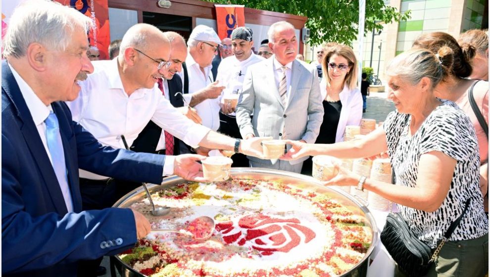 Büyükşehir Şirketinden Binlerce Kişiye Aşure İkramı