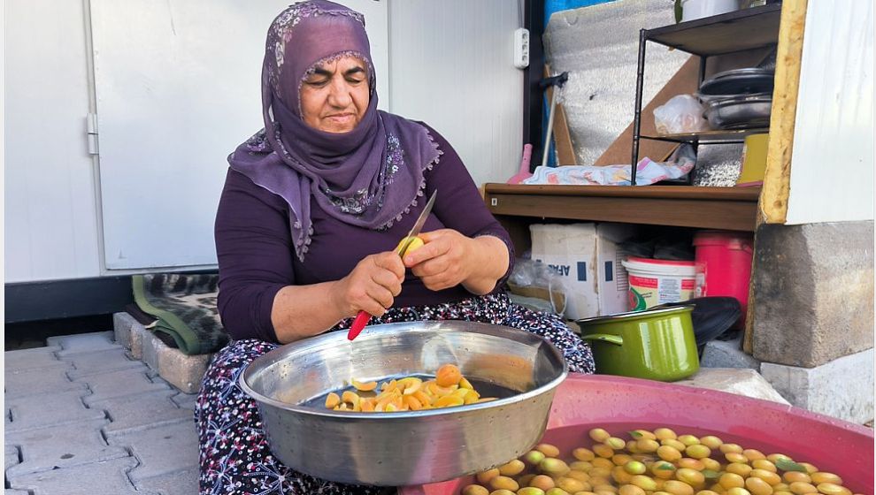 Hasat Edilen Kayısılar Reçele Dönüşüyor