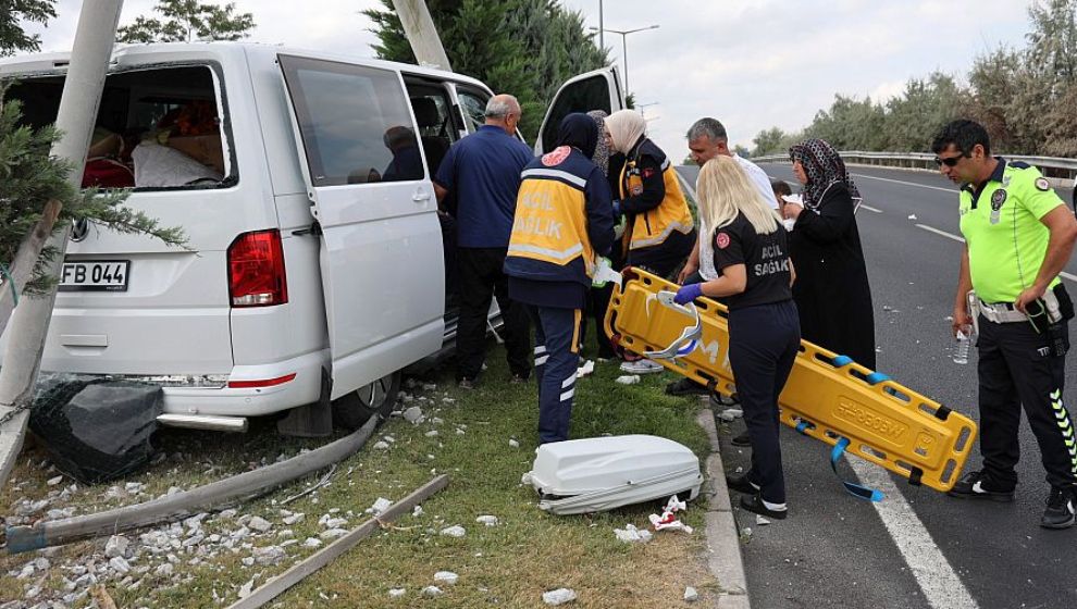 Malatya'dan Aydın'a Giden Minibüs Kaza Yaptı.. 2 Yaralı