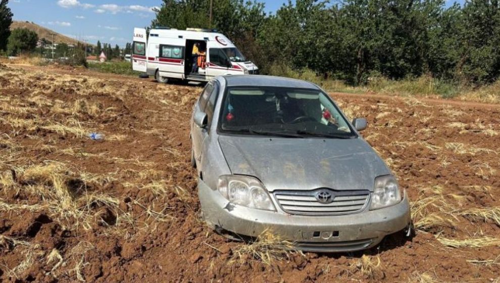 Tarlaya Uçan Otomobilde 3 Yaralı