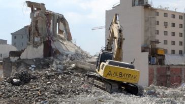 Atatürk Caddesi'nde Bina Yıkımları Başladı