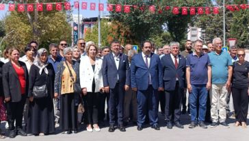 CHP'den Atatürk Anıtı Önünde Kutlama.. "Yeniden Doğuşun Sembolü"