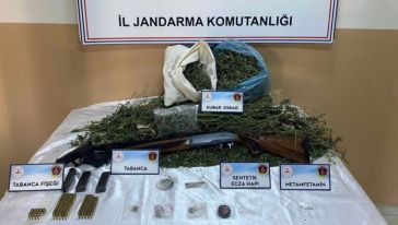 Jandarma Esrar ve Ruhsatsız Silah Ele Geçirdi