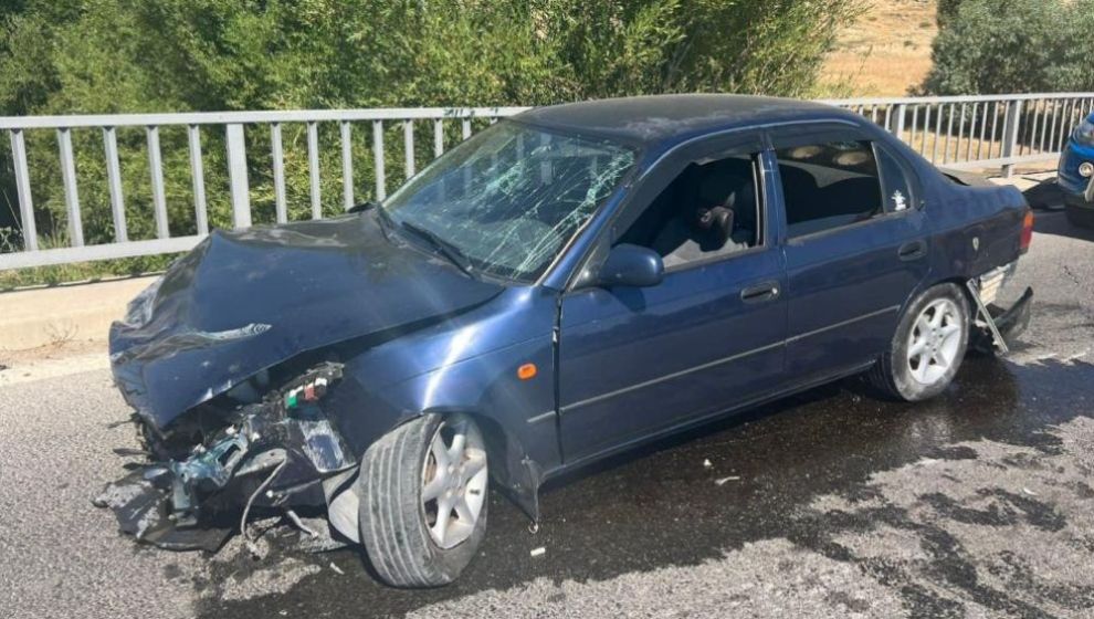 Korkuluklara Çarpan Otomobilde 2 Yaralı