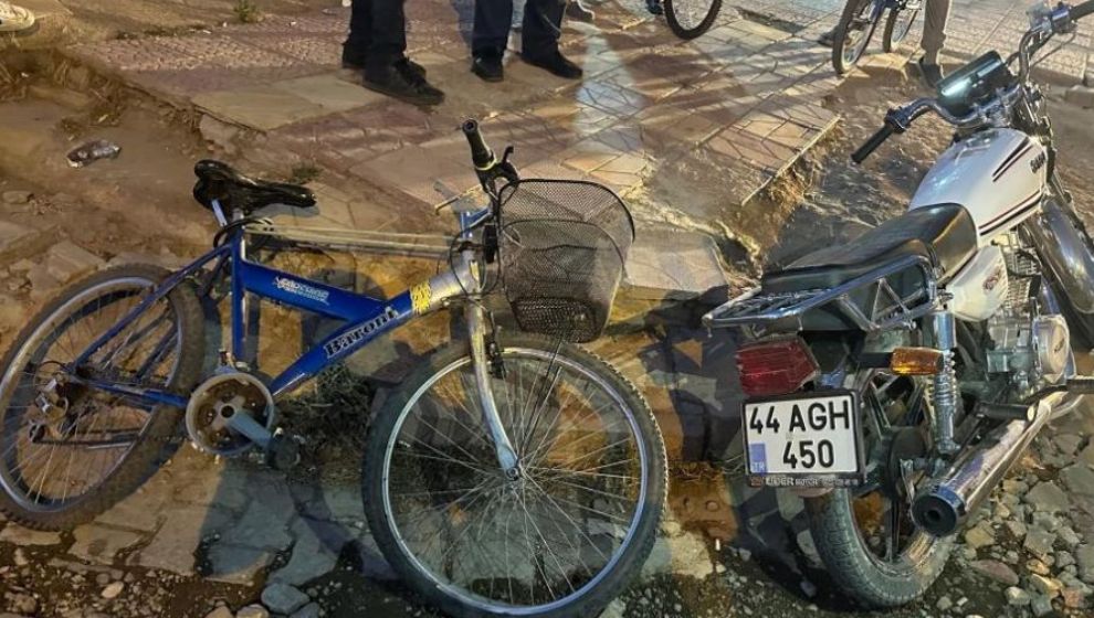 Motosikletle Bisiklet Çarpıştı, Sürücüler Yaralandı