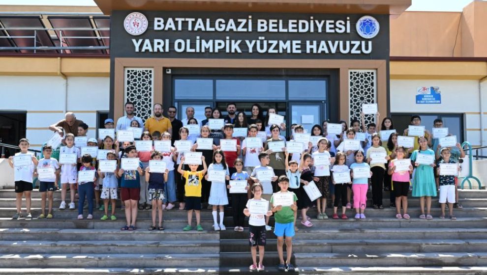 'Yüzme Bilmeyen Kalmasın' Projesiyle Yüzmeyi Öğrendiler