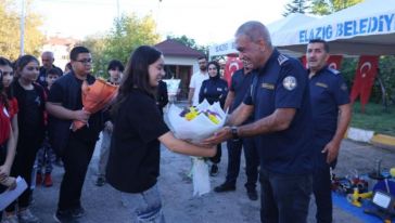 "Bazı Kahramanlar Pelerin Takmaz"