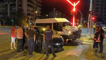 Emniyete Ait Minibüs İle Cip Çarpıştı, 1'i Polis 4 Kişi Yaralı