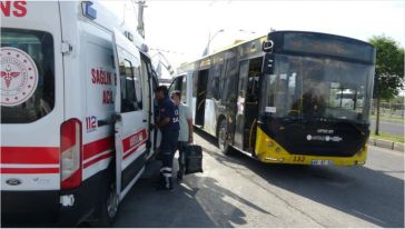 Hafif Ticari Araçla Çarpışan Otobüste 2 Kişi Yaralandı