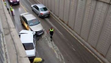 İki Otomobil Alt Geçitte Çarpıştı, 3 Kişi Yaralandı