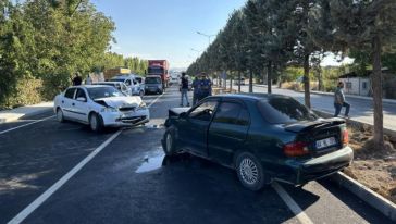 Üç Otomobilin Karıştığı Kazada 3 Yaralı