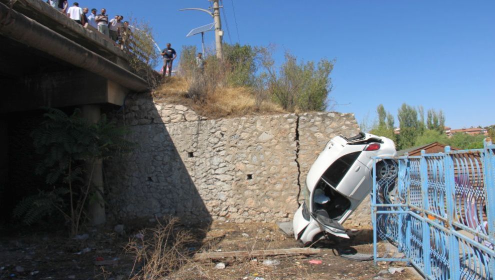 Araç Köprüden Aşağı Uçtu, 2 Yaralı..