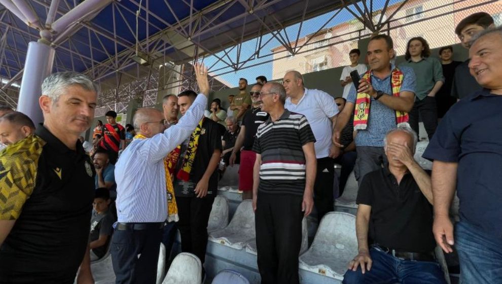 Büyükşehir Belediye Başkanı Er, YMS- Çorum FK Maçını Tribünden İzledi