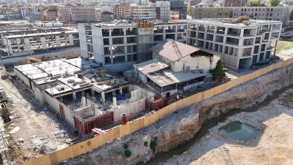 'Yeni Malatya' Çarşısının Bir Köşesindeki İki Asırlık 'Sığıntı'!.