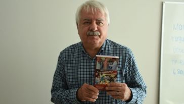 Emekli Prof. Tıp Fakültesi Öğrencilerine Kitap Bağışladı