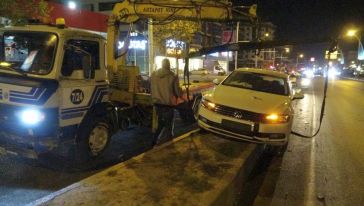 Sürücü Kontrolü Kaybetti, Araç Refüje Çıktı