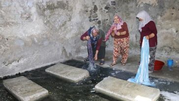 Tarihi Roma Hamamında Kadınların Çamaşır Günü