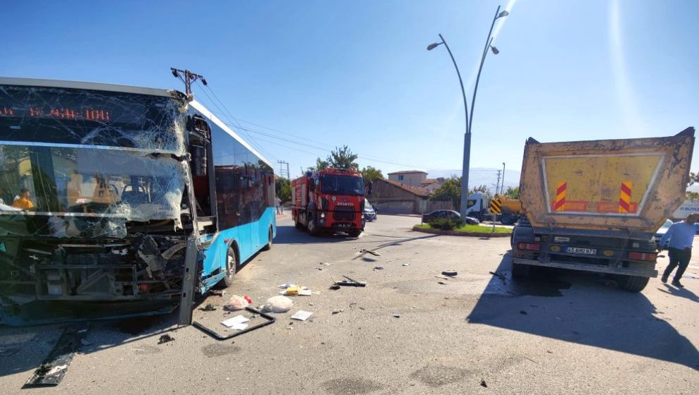 Halk Otobüsü İle Kamyon Çarpıştı, 7 Kişi Yaralandı