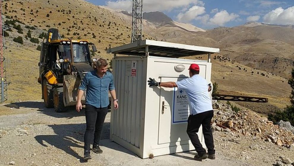 Malatya'da Deprem İstasyonu Kurarken Depreme Yakalandılar