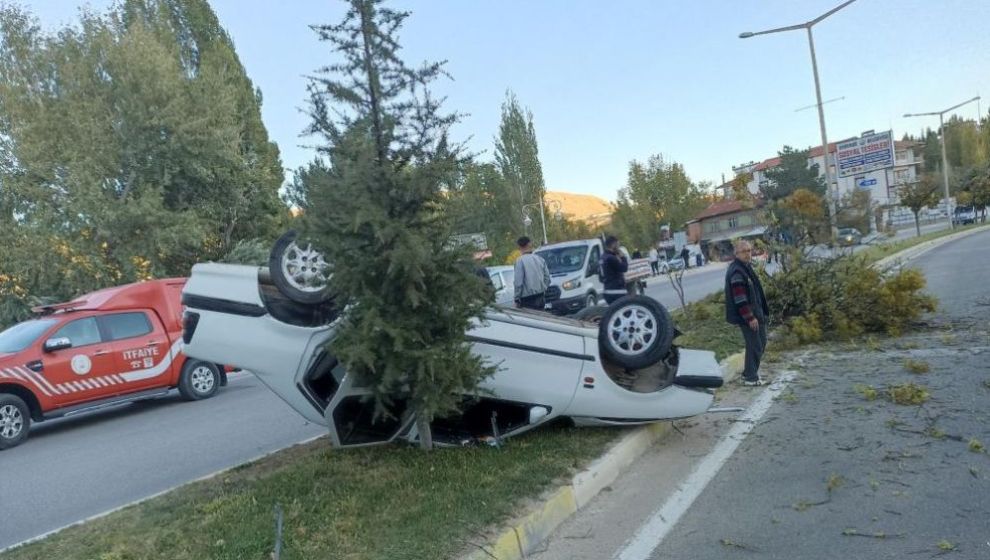 Otomobil Devrildi, Sürücüsü Hafif Sıyrıklarla Kazayı Atlattı