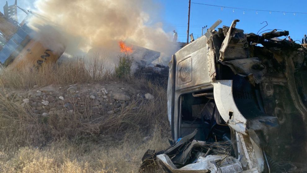 İş Makinesi Yüklü TIR Şarampole Devrilip Alev Aldı