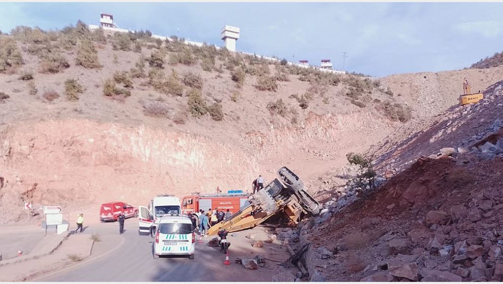 Yol Çalışmasında İş Makinesi Devrildi