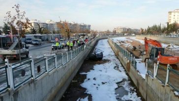 Kanala Uçan Otomobilin Sürücüsü Yaralandı