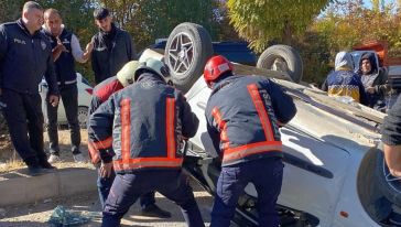 Takla Atan Otomobildeki 2 Kişi Yaralandı