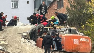 Yıkılan Bina İş Makinesinin Üstüne Devrildi, Operatör Kurtarıldı