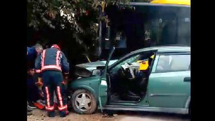 Belediye Otobüsüyle Çarpışan Otomobilde 2 Yaralı