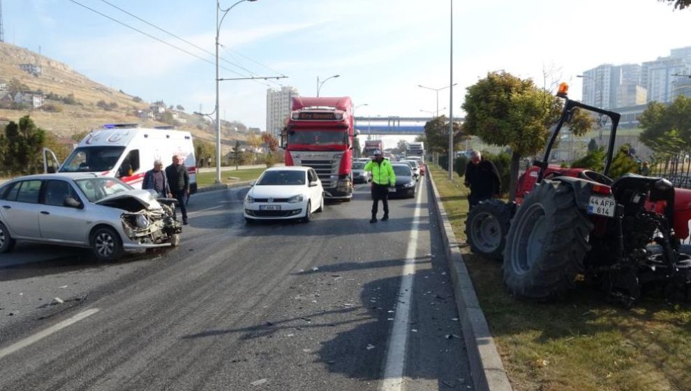 Çöşnük Kavşağında Traktörle Otomobil Çarpıştı