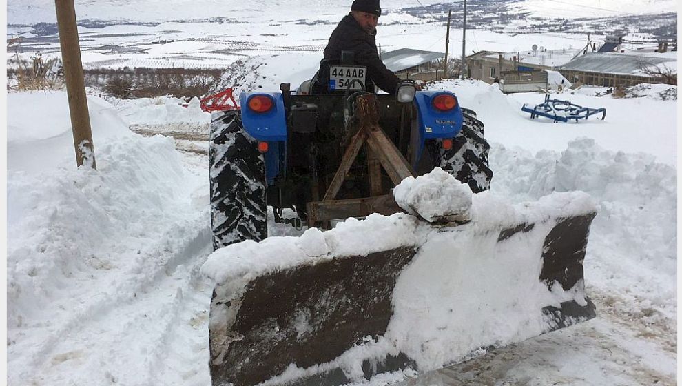 Darende'de Vatandaşlar Kendi İmkanları ile Yolları Açıyor