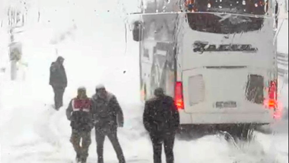 Kar Başladı.. Malatya'ya Geri Dönen Otobüsler Yolda Mahsur Kaldı!