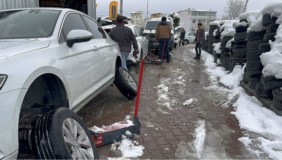 Lastikçilerde 'Kış Lastiği' Kuyruğu!