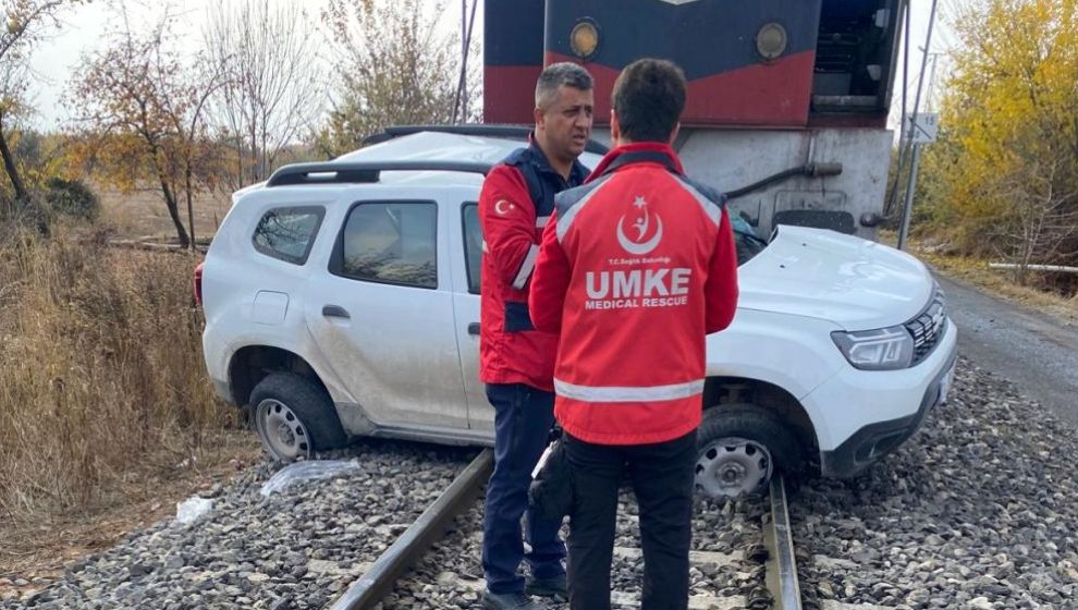 Tren Araca Çarptı.. 2 Kişi Yaralandı