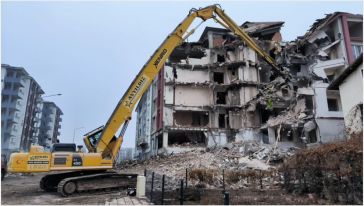 Doğanşehir'de Ağır Hasarlı Binaların Yıkımı Devam Ediyor