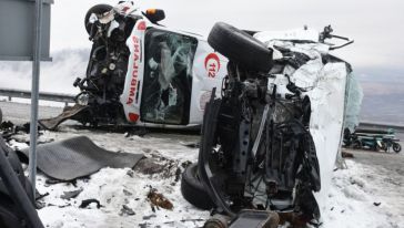 Pütürge Yolunda Kaza.. Ambulans İle Büyükşehir'in Pikabı Çarpıştı